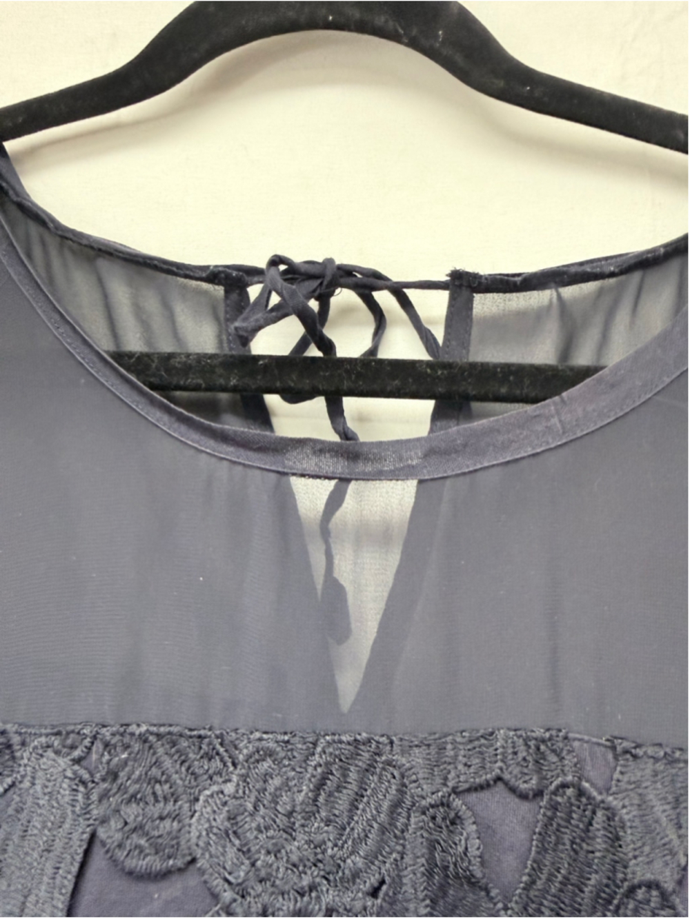 Women's Ann Taylor Petite Black Lace Sleeveless Blouse Size LP - Picture 7 of 10